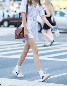 明星白色的鞋,时尚潮流的焦点