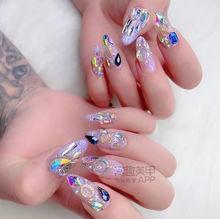 明星做的美甲,跟随潮流，打造个性指尖艺术